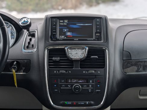 Used 2016 Chrysler Town & Country Touring image 14