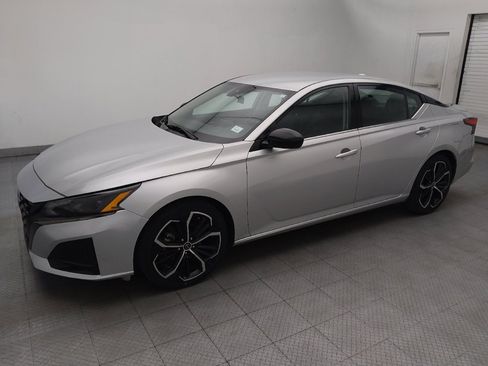 Used 2024 Nissan Altima 2.5 SR FWD image 2