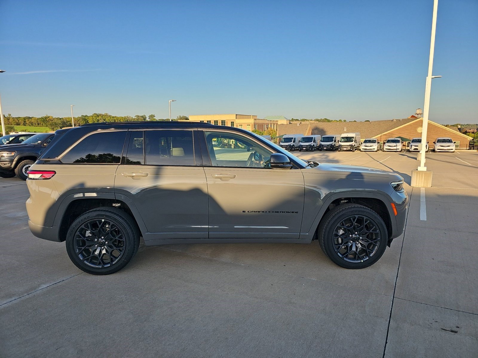 New 2027 Jeep Grand Cherokee Summit AWD/4WD image 7