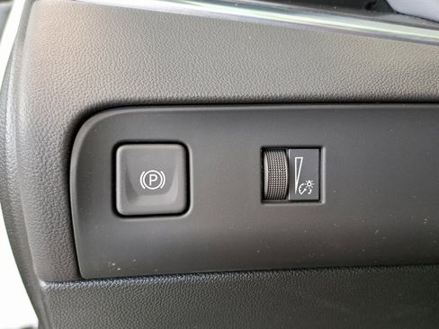 Used 2023 Buick Enclave Essence image 13