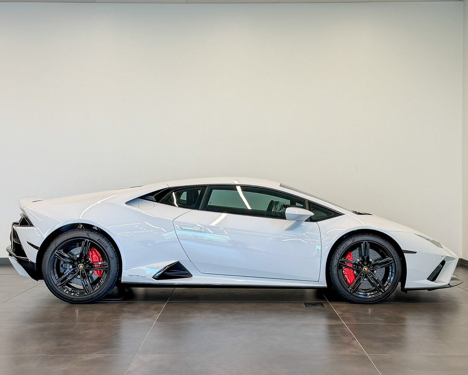 Used 2022 Lamborghini Huracan EVO RWD image 4