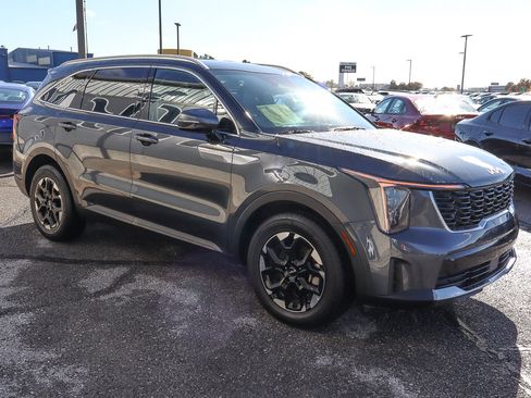Used 2024 Kia Sorento S image 3