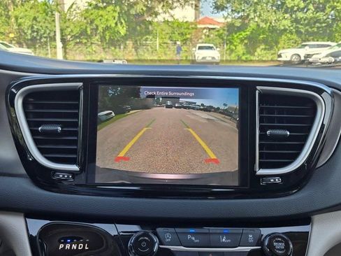Used 2023 Chrysler Pacifica Touring-L FWD image 19