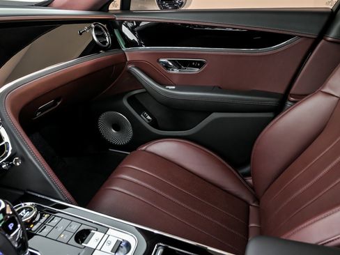 Used 2023 Bentley Flying Spur V8 image 40