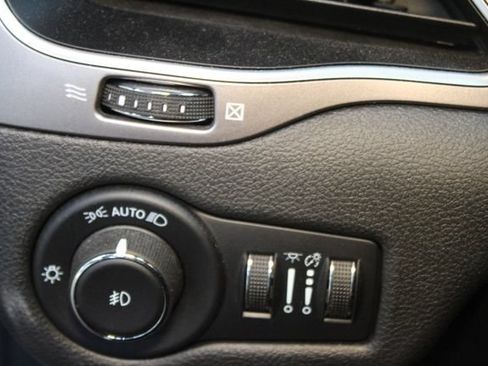 Used 2021 Jeep Cherokee Latitude AWD/4WD image 15