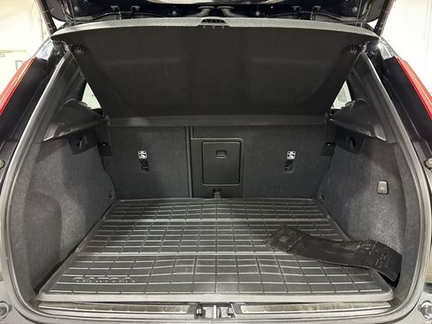 Used 2023 Volvo XC40 B5 Plus AWD/4WD image 25