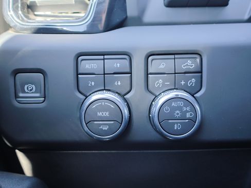 Used 2024 GMC Sierra 2500 AT4 w/ AT4 Premium Plus Package image 18