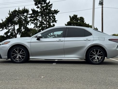 Used 2021 Toyota Camry SE FWD image 2
