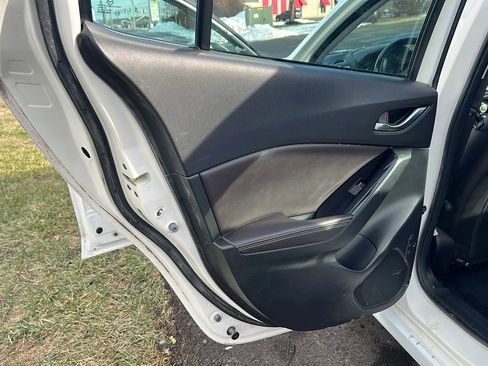 Used 2018 MAZDA MAZDA3 Touring image 12