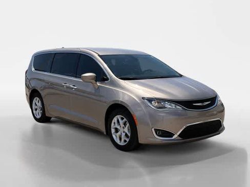 Used 2018 Chrysler Pacifica Touring Plus w/ Tire & Wheel Group FWD image 7