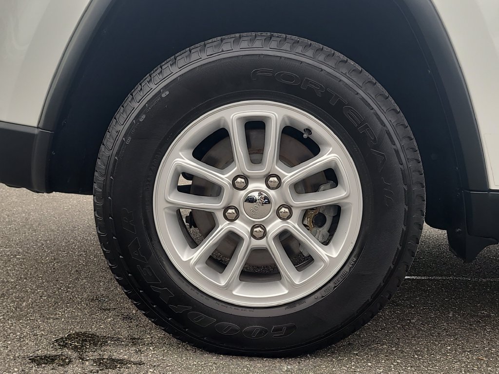 Used 2020 Jeep Grand Cherokee Laredo AWD/4WD image 6