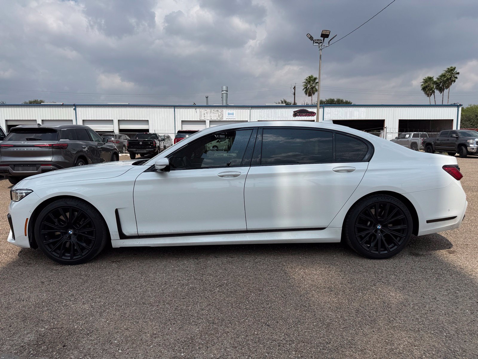 Used 2022 BMW 740i w/ M Sport Package RWD image 3