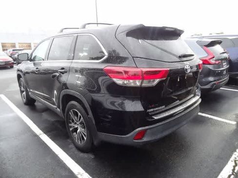 Used 2019 Toyota Highlander LE AWD/4WD image 5