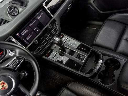 Certified 2023 Porsche Macan AWD/4WD image 31