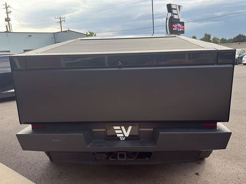Used 2024 Tesla Cybertruck AWD Crew Cab image 7