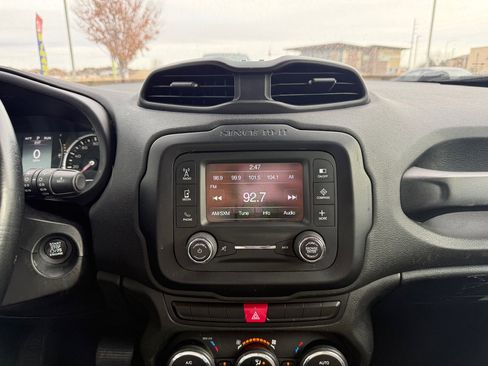 Used 2015 Jeep Renegade Latitude w/ Popular Equipment Group image 18