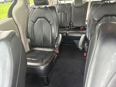 Used 2023 Chrysler Pacifica Touring-L FWD image 29