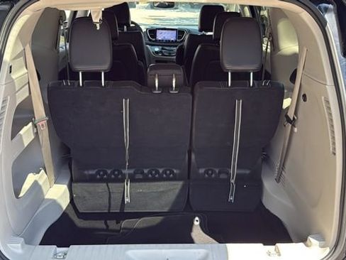Used 2024 Chrysler Pacifica Touring-L image 8