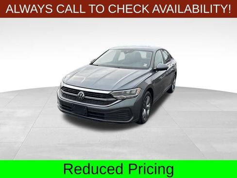 Used 2024 Volkswagen Jetta SE image 3