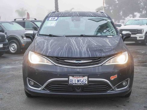 Used 2019 Chrysler Pacifica Limited w/ Advanced Safetytec Group image 2