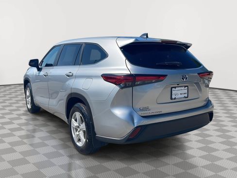 Used 2023 Toyota Highlander LE AWD/4WD image 7