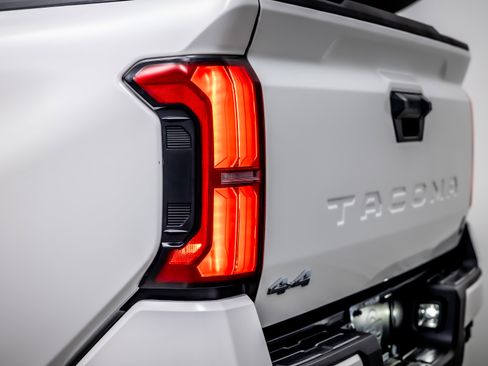 Used 2024 Toyota Tacoma SR5 AWD/4WD image 12