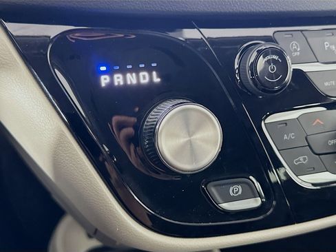 Used 2024 Chrysler Pacifica Touring-L image 23