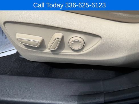 Used 2020 Toyota Highlander XLE FWD image 15