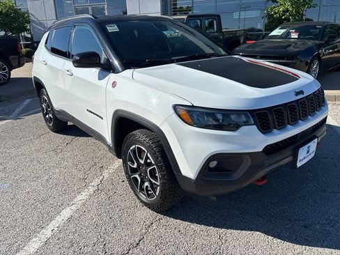 Used 2025 Jeep Compass Trailhawk AWD/4WD image 7