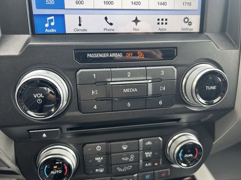 Used 2017 Ford F150 Lariat w/ Equipment Group 502A Luxury AWD/4WD image 33