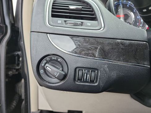 Used 2013 Chrysler Town & Country Touring image 15