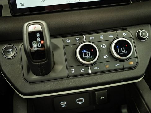 Used 2023 Land Rover Defender 90 SE image 36