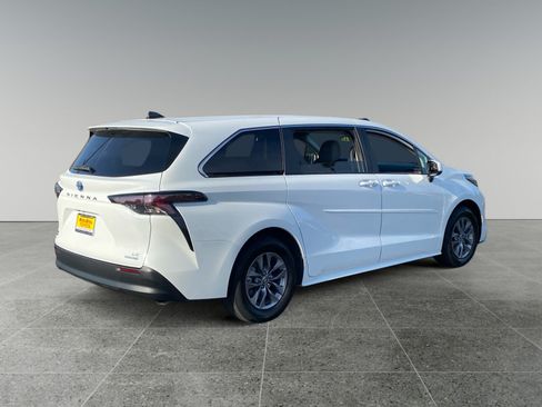 Used 2024 Toyota Sienna LE AWD/4WD image 5