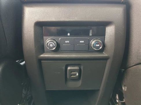 Used 2021 Chevrolet Traverse LT image 16