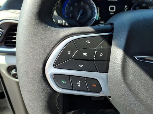 Used 2023 Chrysler Pacifica Limited image 7