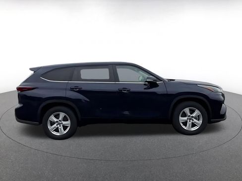 Used 2025 Toyota Highlander LE FWD image 16
