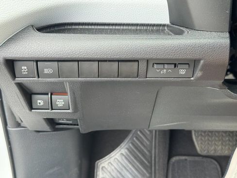 Used 2025 Toyota Sienna XLE FWD image 28