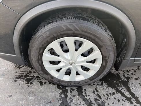 Used 2018 Nissan Rogue S image 2