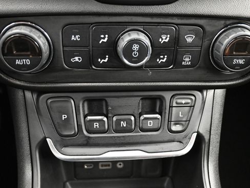 Used 2020 GMC Terrain SLE w/ Driver Convenience Package AWD/4WD image 18