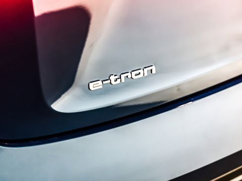 Used 2023 Audi e-tron Premium w/ Convenience Plus Package image 9