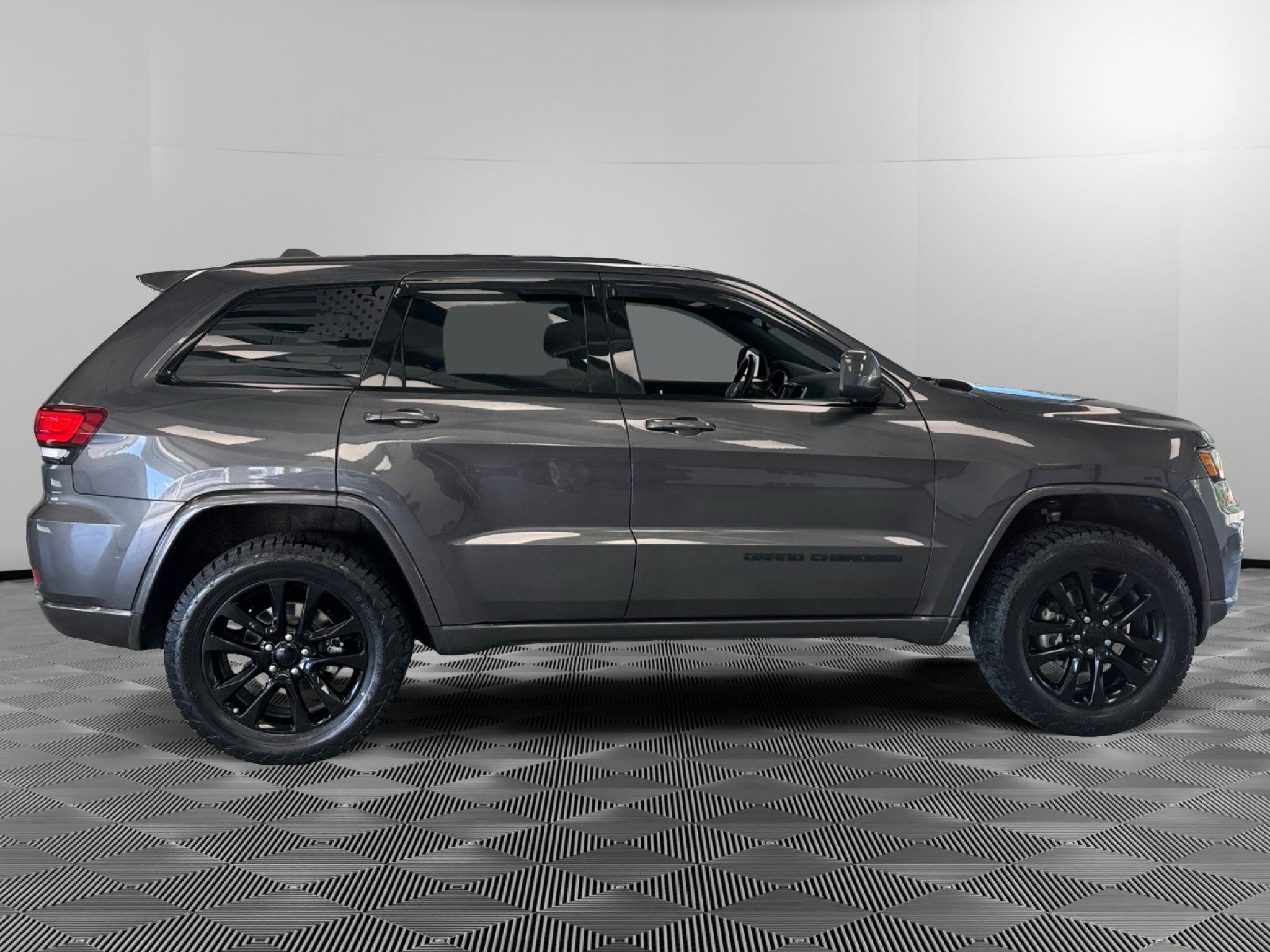 Used 2018 Jeep Grand Cherokee Altitude AWD/4WD image 9