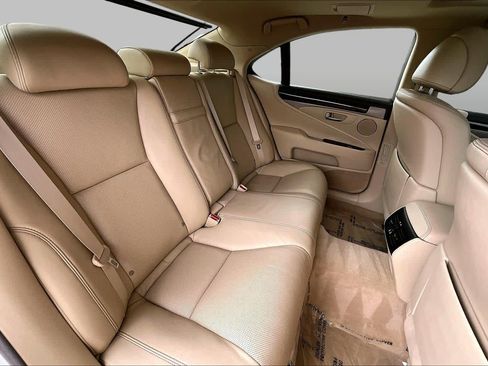Used 2013 Lexus LS 460 w/ Comfort Pkg RWD image 17