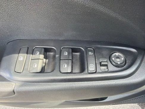 Used 2021 Hyundai Venue SEL FWD image 16