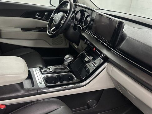 Used 2022 Kia Carnival EX image 42