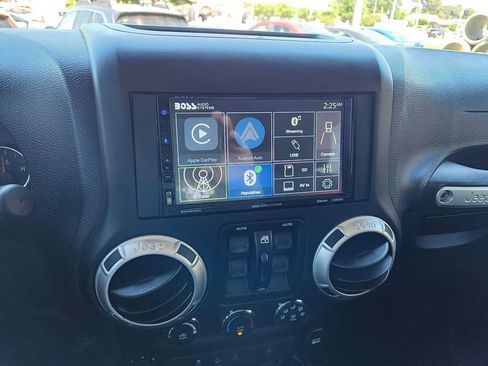 Used 2017 Jeep Wrangler Unlimited Rubicon w/ Connectivity Group AWD/4WD image 14