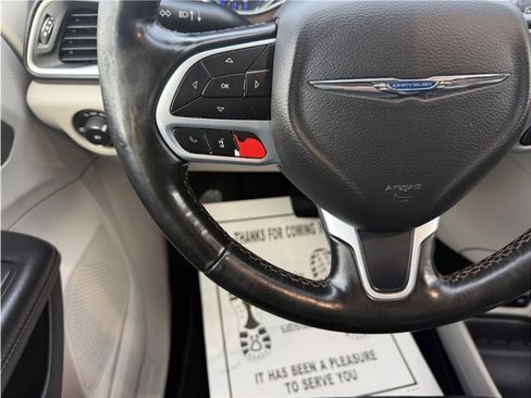 Used 2019 Chrysler Pacifica Touring-L image 35