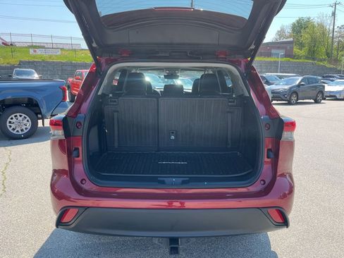 Used 2022 Toyota Highlander XLE AWD/4WD image 5