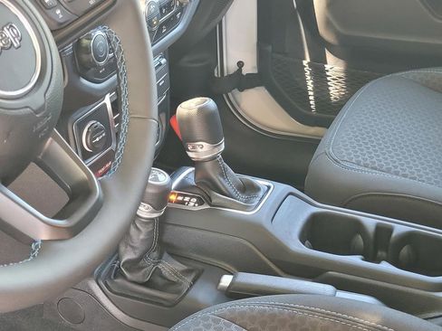 Used 2025 Jeep Wrangler Unlimited Rubicon 4xe w/ Convenience Group AWD/4WD image 19