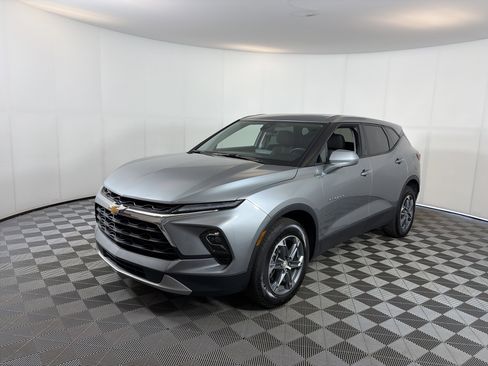 Used 2025 Chevrolet Blazer LT AWD/4WD image 2