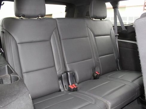 Used 2022 Chevrolet Suburban Z71 image 17